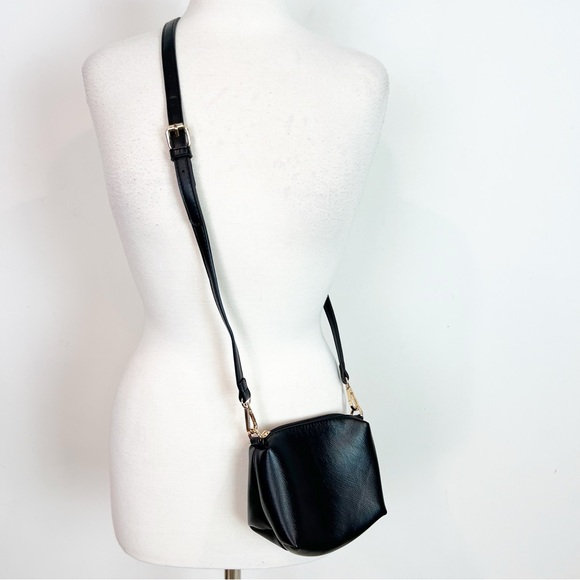 ANTHROPOLOGIE BLACK FAUX VEGAN LEATHER SMALL CROSSBODY PURSE GOLD HARDWARE - Picture 1 of 4